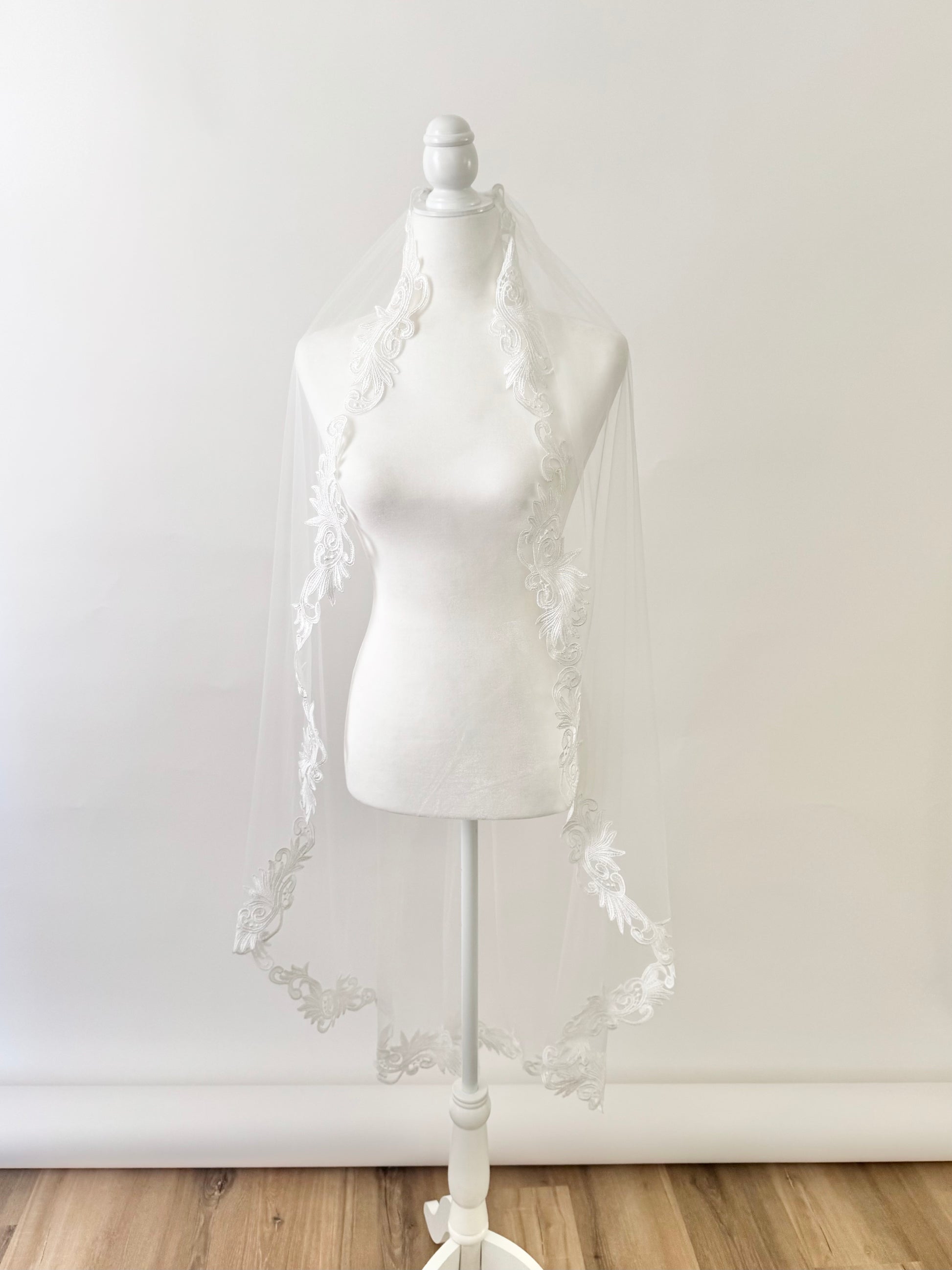 Fingertip Length Lace Wedding Veil 