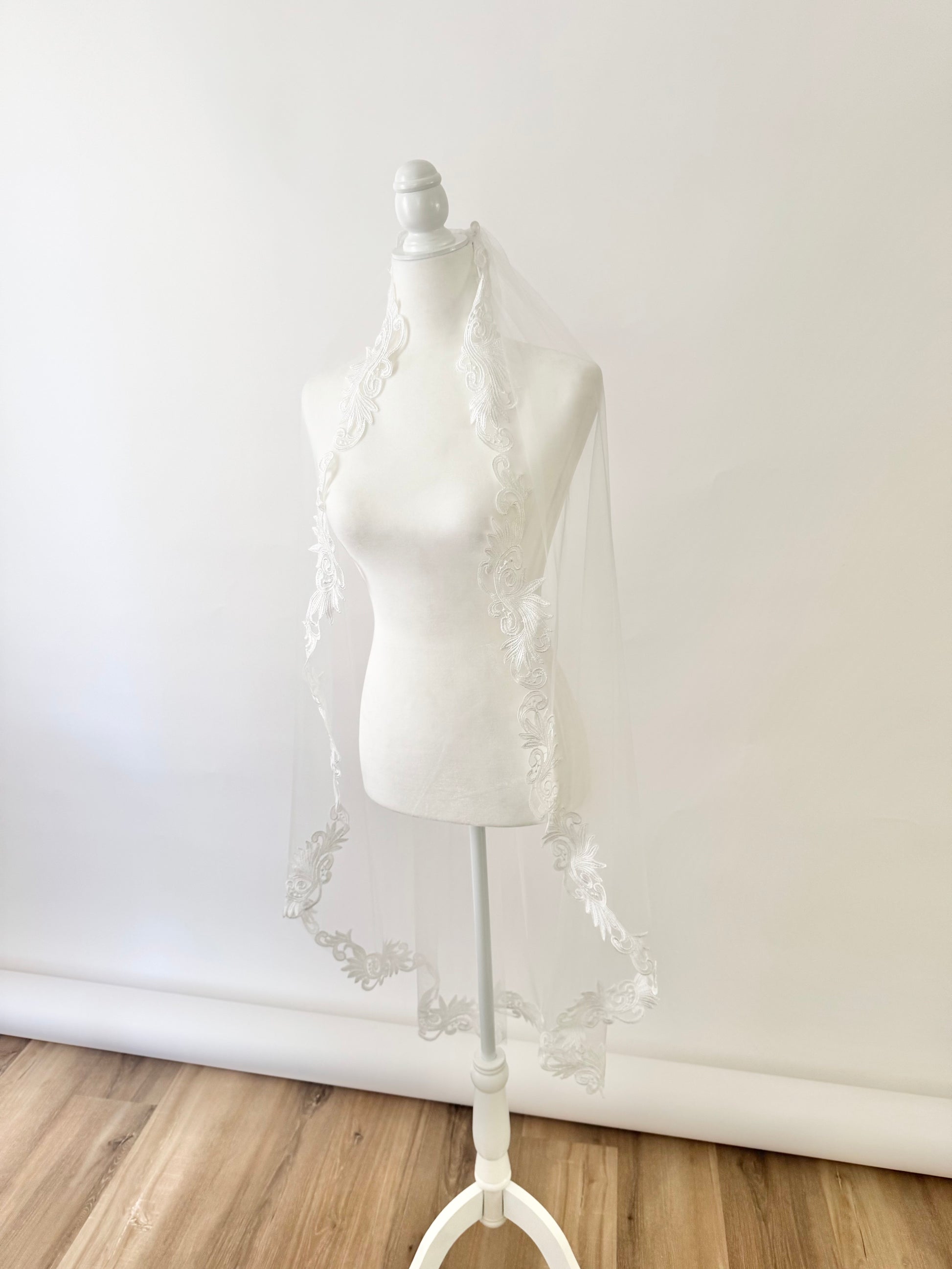 Fingertip Length Lace Wedding Veil 