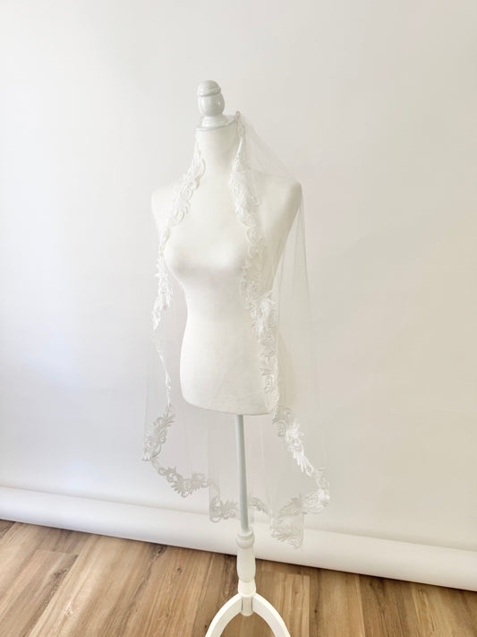 Fingertip Length Lace Wedding Veil 
